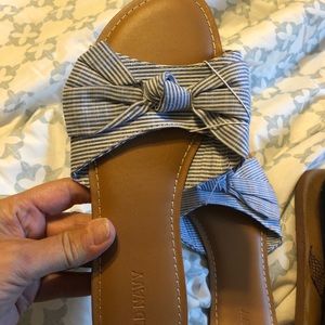 New bow sandals adorable size 7